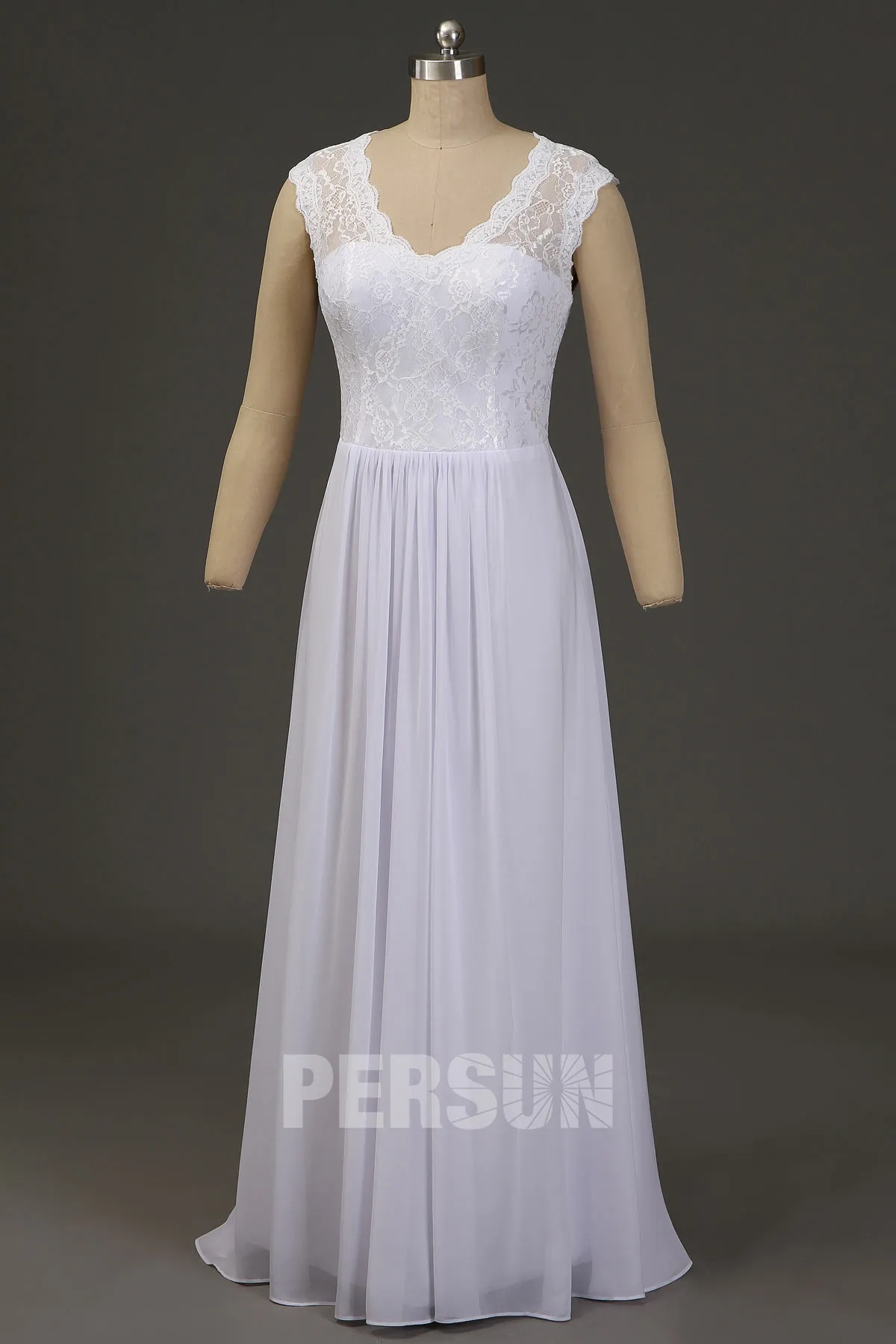 Longue robe crème décolletée en V à haut dentelle pour témoin mariage