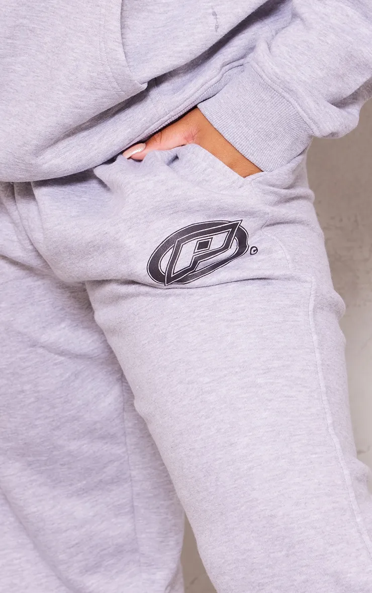 PRETTYLITTLETHING Plus Jogging gris chiné à badge imprimé P