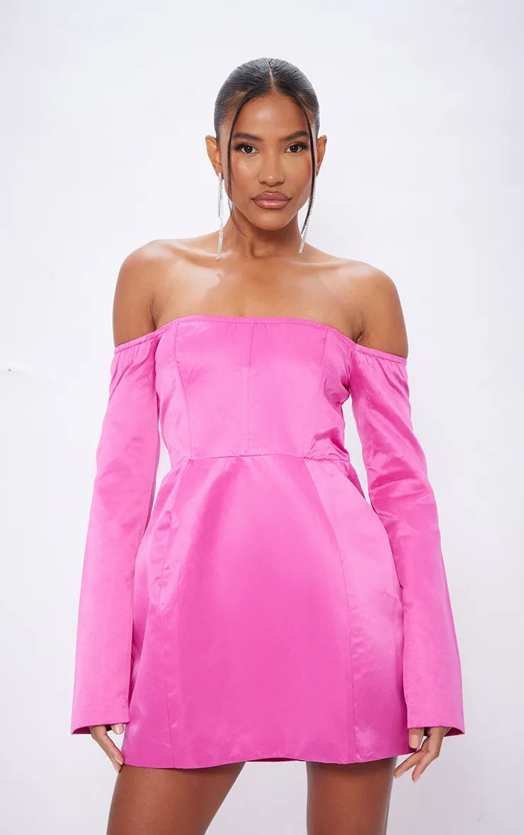 Robe fuchsia moulante satinée avec corset et col bardot