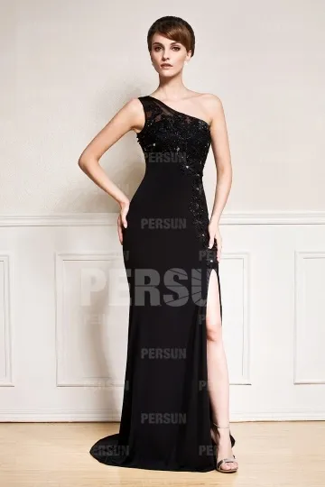 Robe noire encolure asymétrique appliquée des fleurs fendue