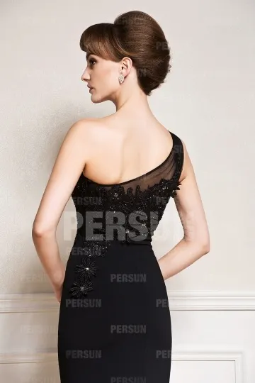 Robe noire encolure asymétrique appliquée des fleurs fendue