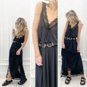 Robe noire fines dentelles
