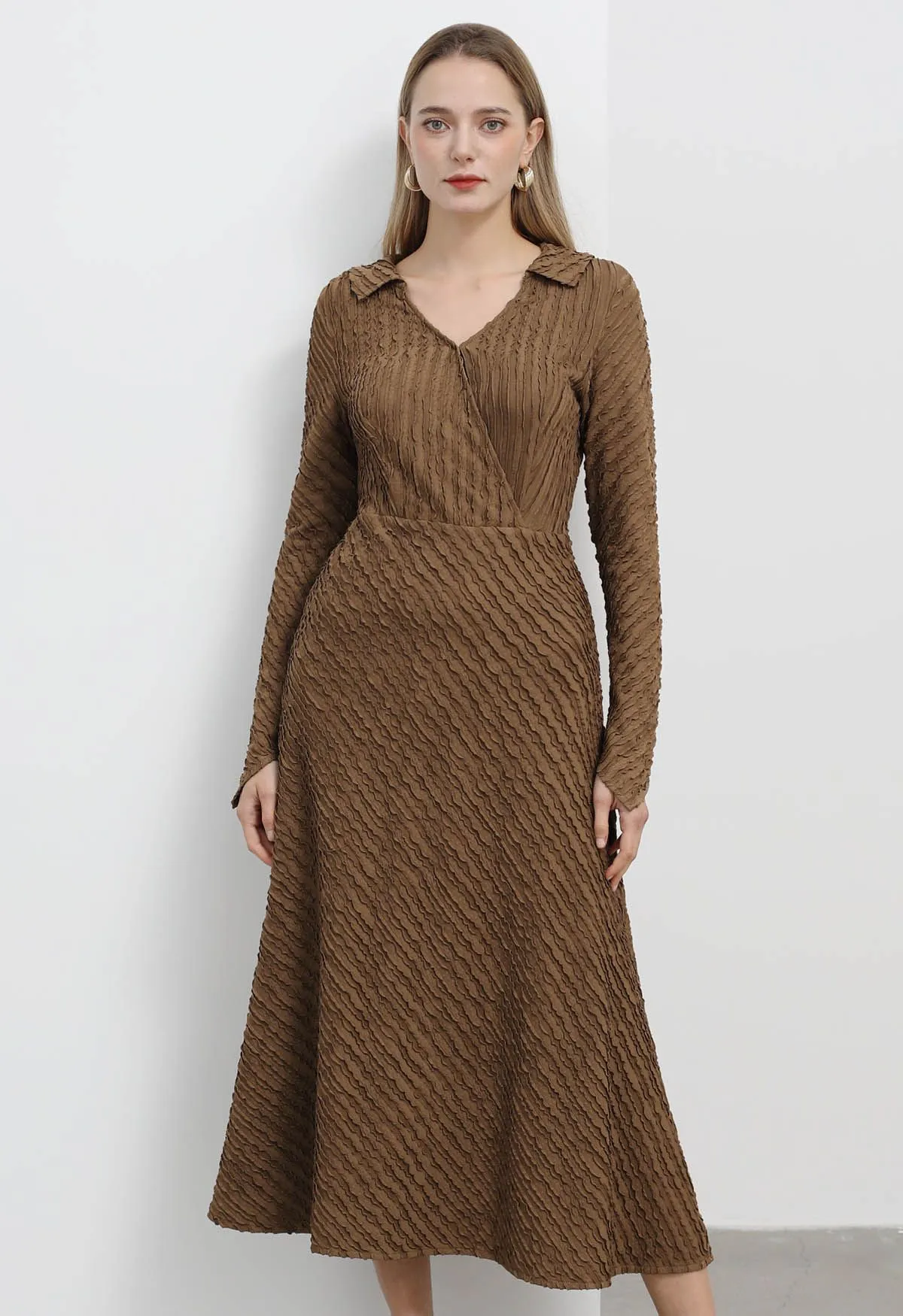 Robe à texture ondulée à encolure surplis et col en caramel